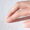 Une personne lisant le braille.